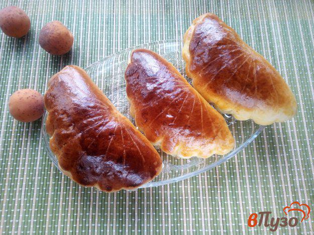 фото рецепта: Сдобные пирожки с абрикосами