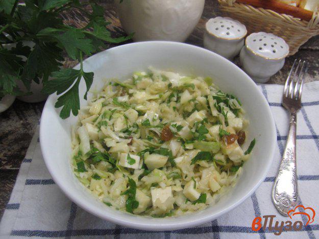 фото рецепта: Салат из капусты с яблоком и соленым сыром