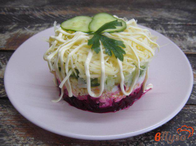 фото рецепта: Слоеный салат из свеклы с огурцом и салями