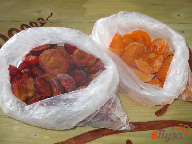 фото рецепта: Заготовка слив и абрикос на зиму