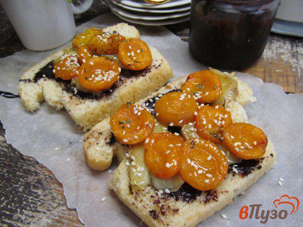 фото рецепта: Гренки с сыром и карамельным абрикосом