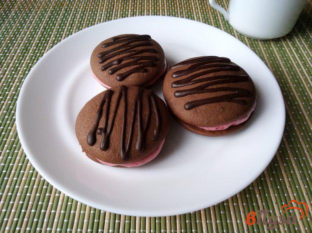 фото рецепта: Шоколадное печенье с вишнёвой прослойкой
