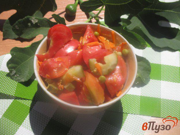 фото рецепта: Овощной салат с помидорами, соленым огурцом и зеленым горошком