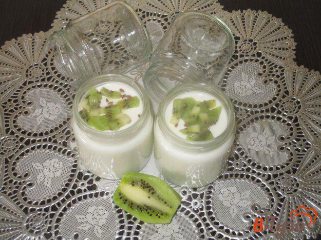 фото рецепта: Домашний йогурт с киви и семенами льна