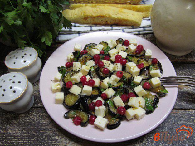 фото рецепта: Салат из баклажанов с брынзой и смородиной
