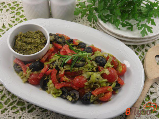 фото рецепта: Салат из помидоров черри с луком-пореем и перцем