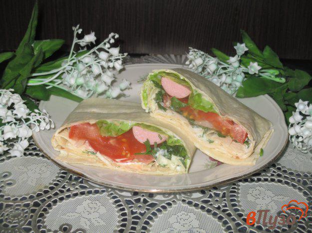фото рецепта: Сосиски в лаваше с зеленью и помидорами