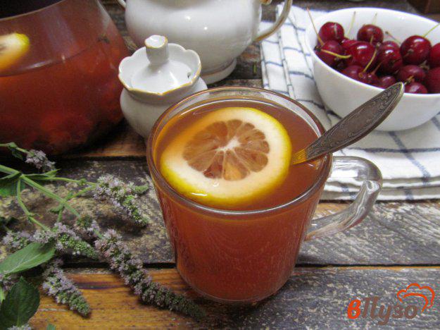 фото рецепта: Чай из вишен с медом и лимоном