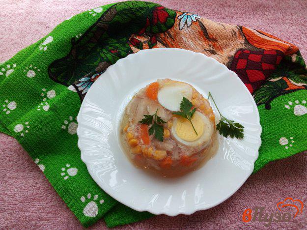 фото рецепта: Куриное заливное с овощами и яйцом