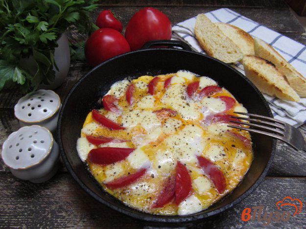 фото рецепта: Яичница с помидором и брынзой