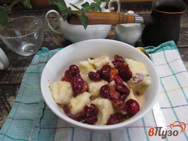 фото рецепта: Ленивые вареники под вишневым соусом