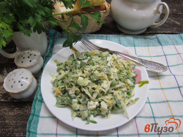 фото рецепта: Салат с зеленым горошком капустой и яйцом