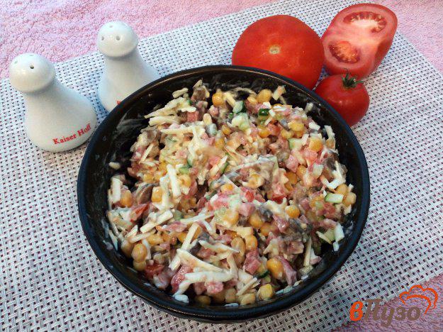фото рецепта: Салат с шампиньонами копченым сыром копченой колбасой и овощами