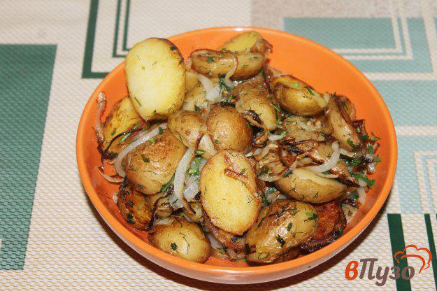 фото рецепта: Молодой картофель в кожуре жареный с луком