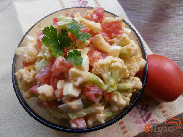 фото рецепта: Салат из цветной капусты с помидорами и яйцом