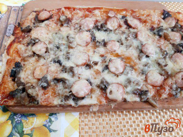 фото рецепта: Пицца грибная с сосисками на слоеном тесте