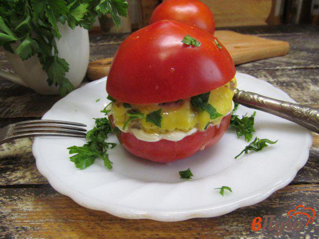 фото рецепта: Бутерброд из помидора с котлетой и сыром