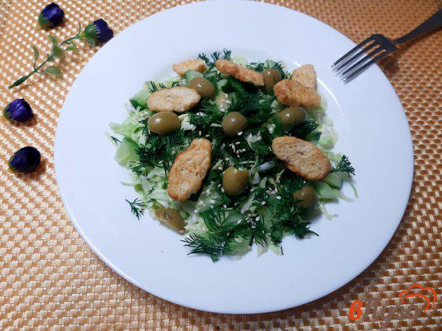 фото рецепта: Салат из капусты с оливками и сухариками