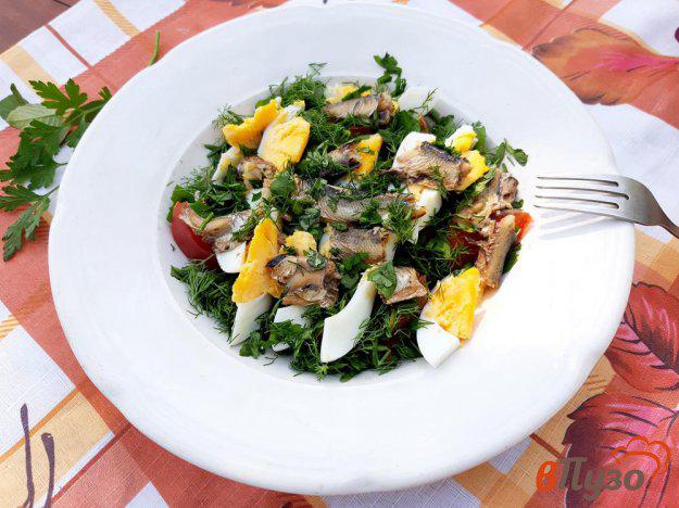 фото рецепта: Салат из рукколы с яйцом и шпротами