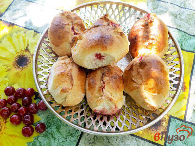фото рецепта: Пирожки печеные с вишней в духовке