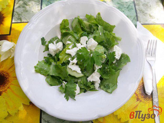 фото рецепта: Салат из айсберга с огурцами и фетой в азиатском стиле