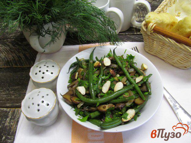 фото рецепта: Теплый салат из спаржевой фасоли с шампиньоном и миндалем