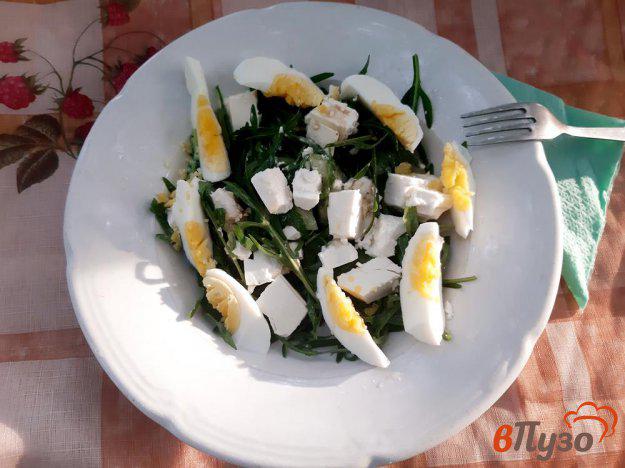 фото рецепта: Салат из рукколы с фетой и яйцом