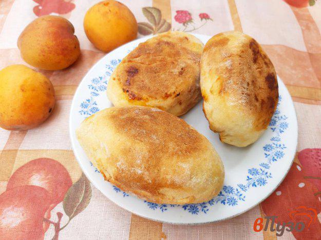 фото рецепта: Пирожки дрожжевые на простокваше с абрикосами