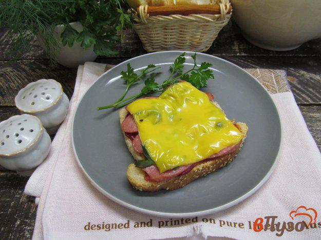 фото рецепта: Горячие бутерброды с сосисками и сыром