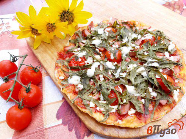 фото рецепта: Пицца из слоеного теста с сосисками с рукколой