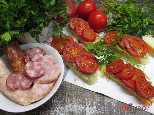 фото рецепта: Бутерброды с помидором и соусом из авокадо
