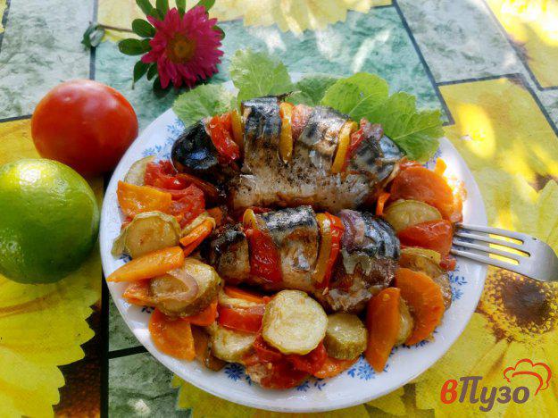 фото рецепта: Скумбрия с помидорами и кабачком