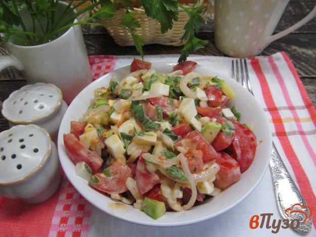 фото рецепта: Салат из сырых кабачков с помидором и яйцом