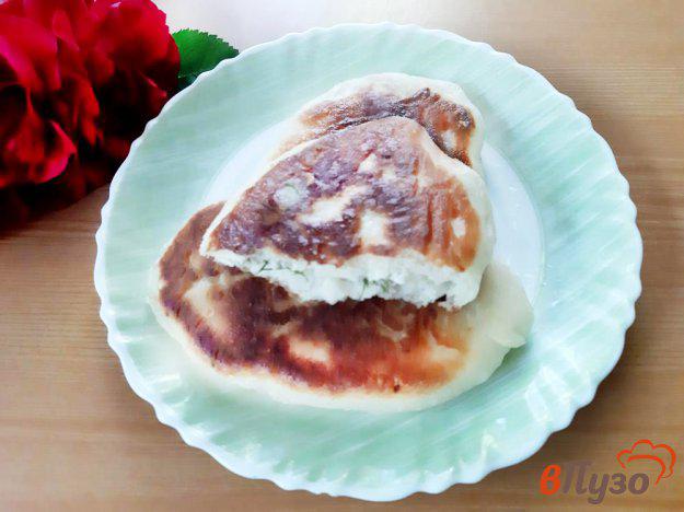 фото рецепта: Пирожки на ряженке жареные с адыгейским сыром и укропом