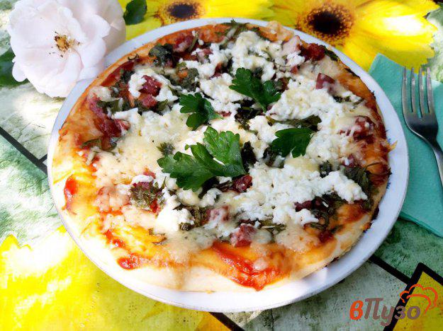 фото рецепта: Пицца на дрожжевом тесте с двумя видами сыра и рукколой