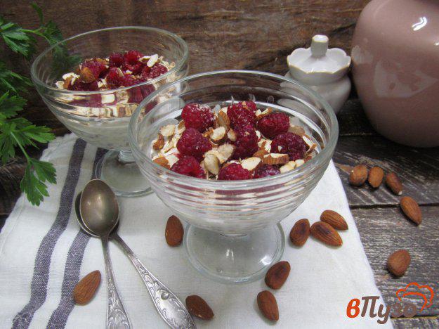 фото рецепта: Ягодный десерт из йогурта с семенами льна и чиа