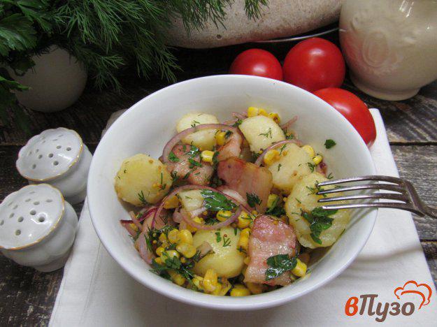 фото рецепта: Картофельный салат с беконом и кукурузой