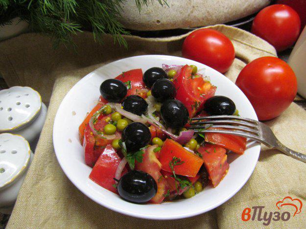 фото рецепта: Салат из консервированного горошка с помидором и оливками