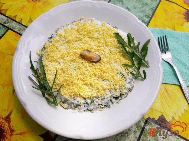 фото рецепта: Салат слоеный из риса с мидиями