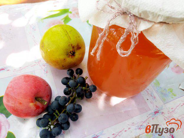 фото рецепта: Сок грушевый с яблоками и виноградом на зиму в соковарке