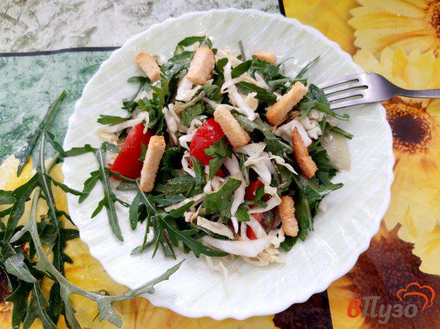 фото рецепта: Салат овощной с рукколой и сухариками