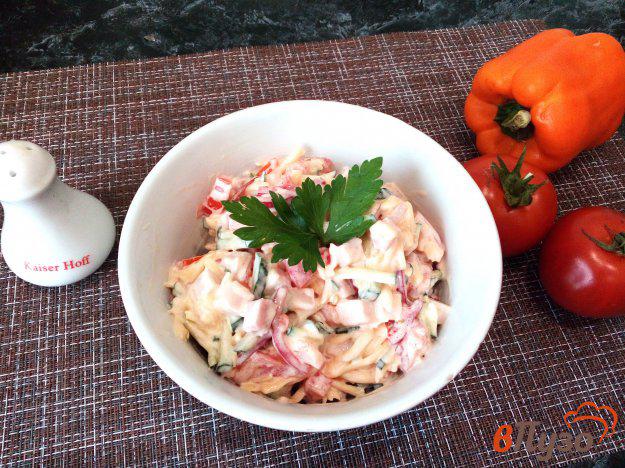 фото рецепта: Овощной салат с грудинкой и сыром