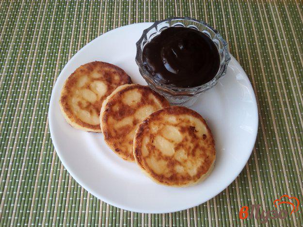фото рецепта: Сырники с кокосовой стружкой и шоколадным соусом