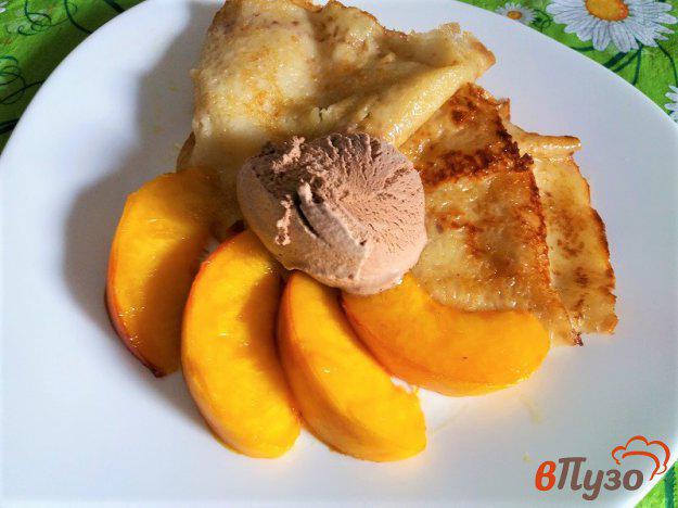 фото рецепта: Блинчики фламбе с персиками и мороженым