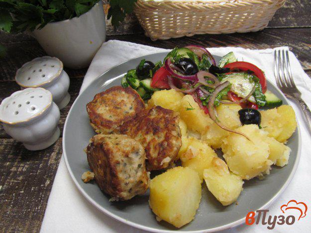 фото рецепта: Куриные фрикадельки с картофелем и овощным салатом