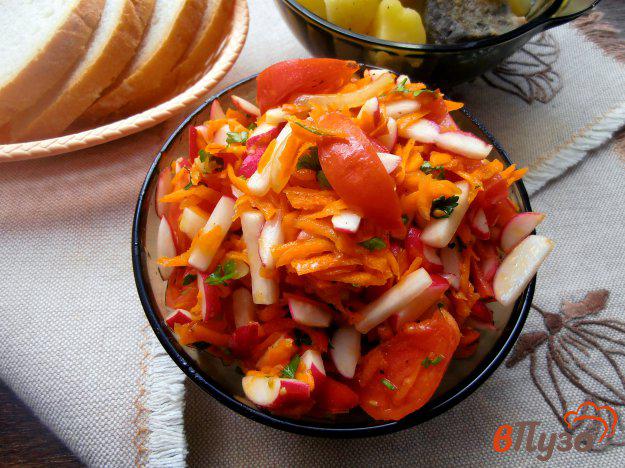 фото рецепта: Салат из редиски моркови и помидор