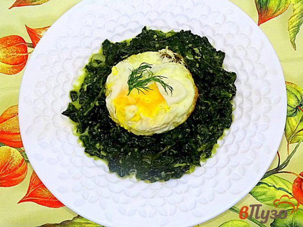 фото рецепта: Шпинат с яйцом на сковороде
