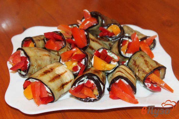фото рецепта: Роллы из баклажана с овощами и соусом