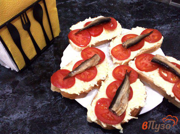 фото рецепта: Бутерброды с намазкой, помидорами и шпротами
