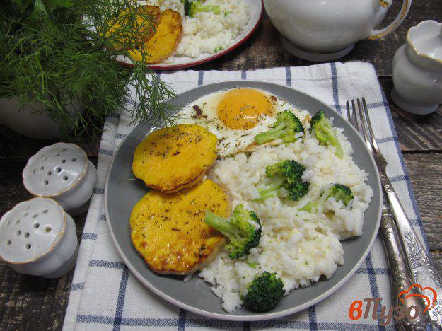 фото рецепта: Рис с брокколи и жареной тыквой